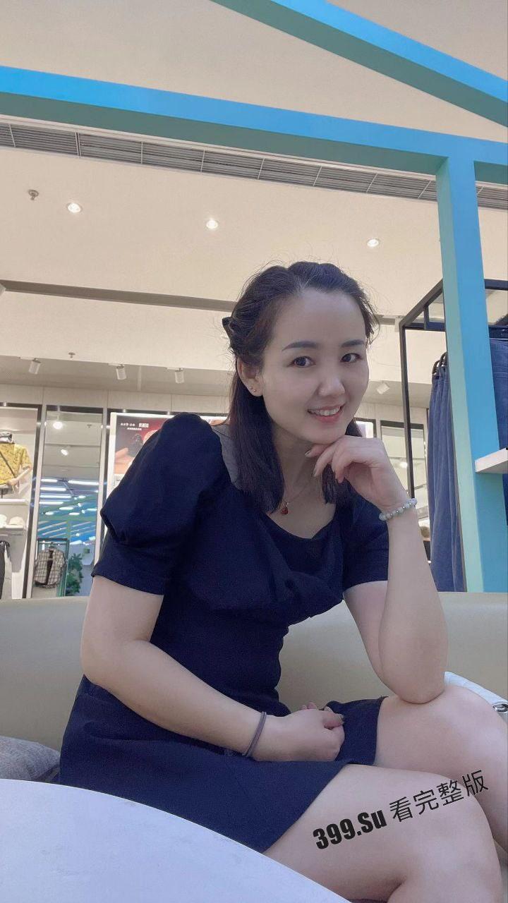 上海南京东路周大福珠宝销售戚薇薇 已婚人妻欲望强 爱给老公带绿帽 被操得满脸通红 怼脸拍摄反差视频被流出-2