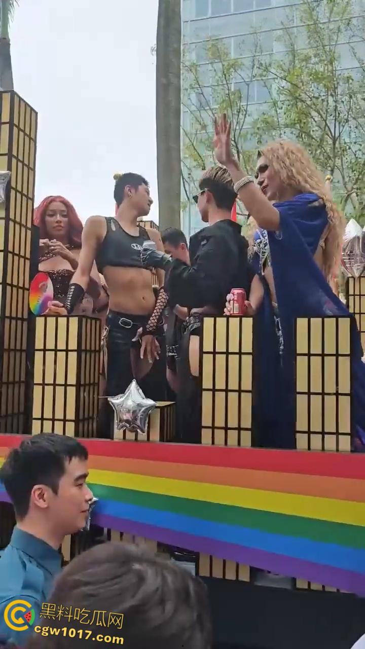 台北同志游行奇葩标语,性取向AI双性恋 ,和AI算命说我是双性恋 ,让奇想在街头绽放,世界为之惊艳!-5