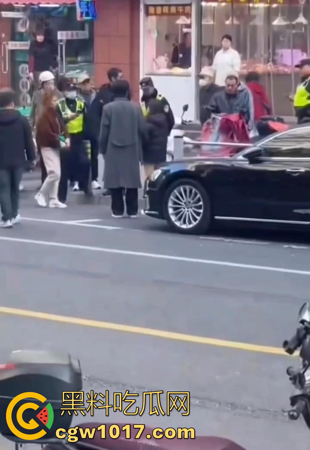 大型捉奸现场视频曝光 女友谎称跟朋友吃饭 实则出去酒店开房上钟 男友捉奸当场报警有人卖淫大义灭亲!-5