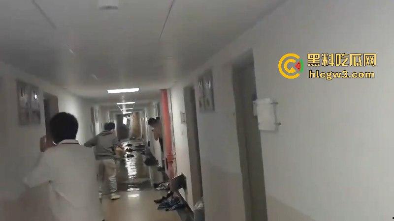 屎不可挡!浙江温州医学院男生宿舍水管爆裂屎花满天飞 这下可要与屎共眠了!-5