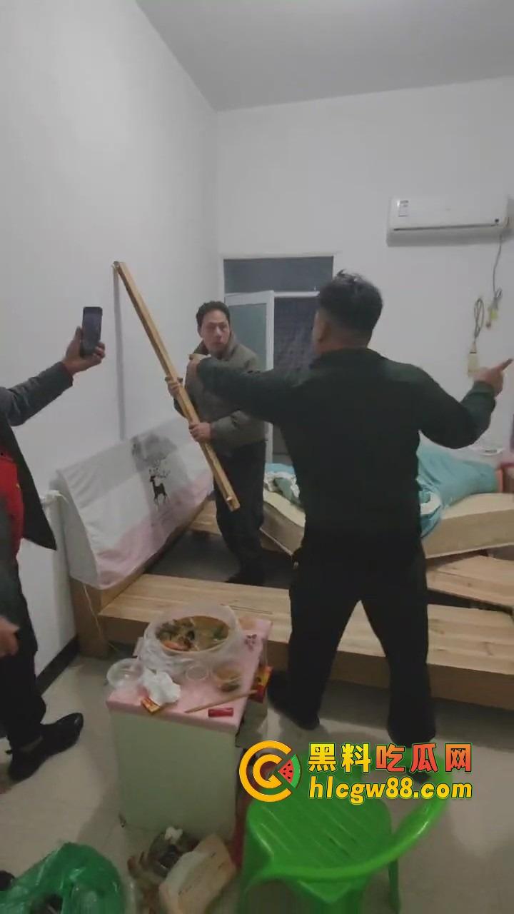 福建老哥偷情被捉奸,钻床底躲猫猫?老公带兄弟围剿,藏得了一时藏不了一世!-1