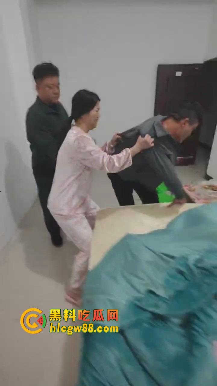 福建老哥偷情被捉奸,钻床底躲猫猫?老公带兄弟围剿,藏得了一时藏不了一世!-4