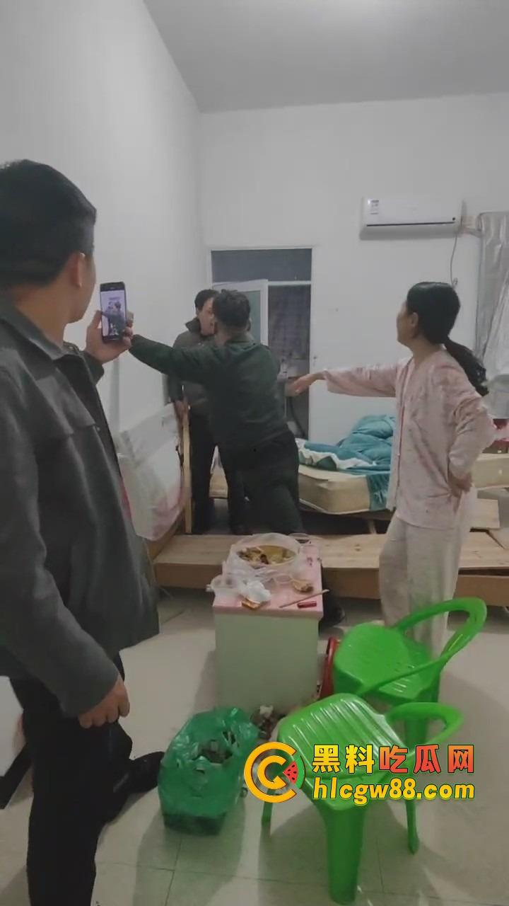 福建老哥偷情被捉奸,钻床底躲猫猫?老公带兄弟围剿,藏得了一时藏不了一世!-11