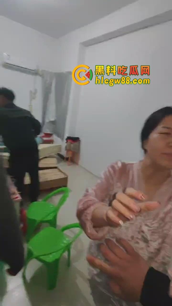 福建老哥偷情被捉奸,钻床底躲猫猫?老公带兄弟围剿,藏得了一时藏不了一世!-15
