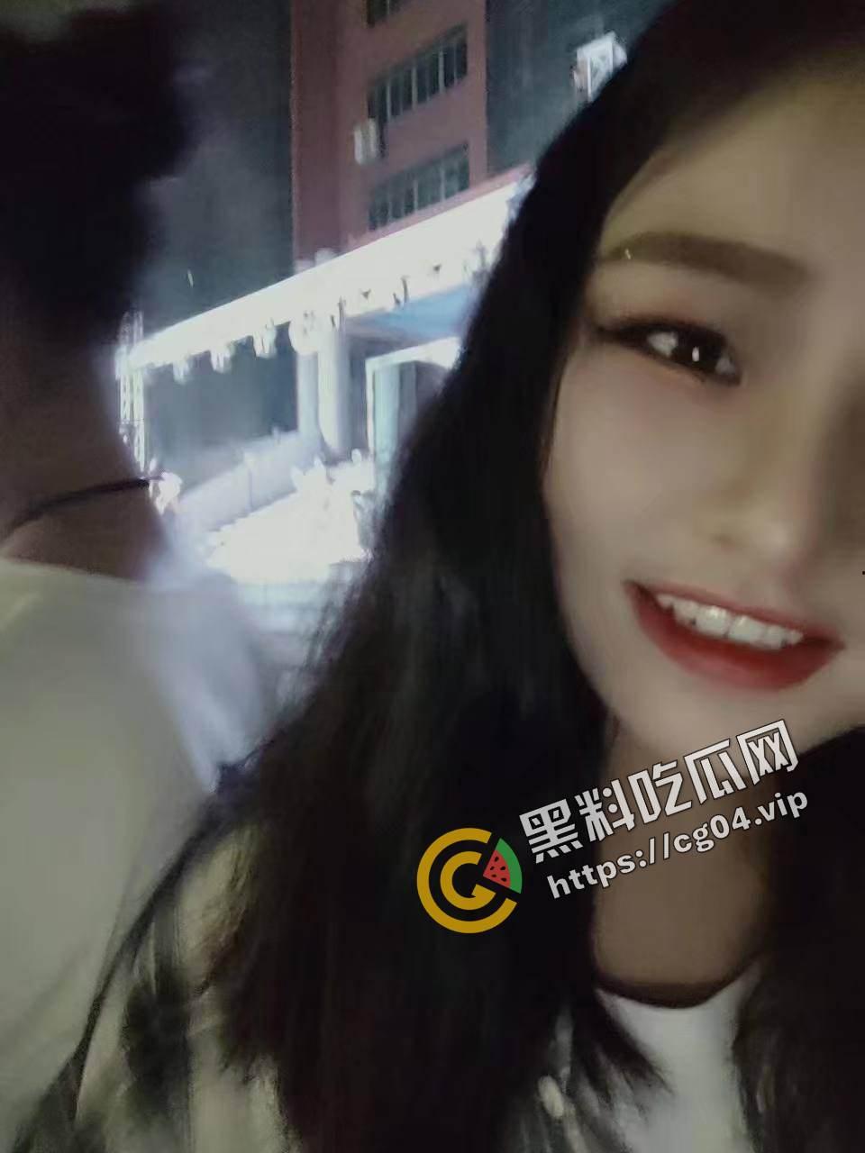 广东母狗 18岁就勾引自己美术老师 脚踏两只船出轨老男人 喜欢献媚有钱人开双洞-5