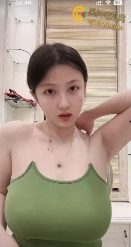 抖音巨乳网红【hepei】,直播摸胸吊带都要断了,与榜一金主视频自慰摸胸,这奶子才能叫胸器吧 !-3