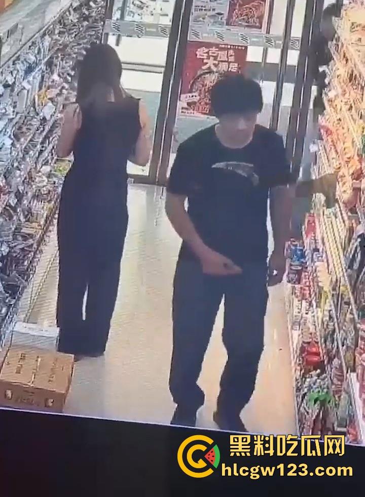 超市惊现安踏变态男!在嫩妹面前盯着蜜臀 掏鸡巴狂甩 变态露出癖好令人瞠目!-2