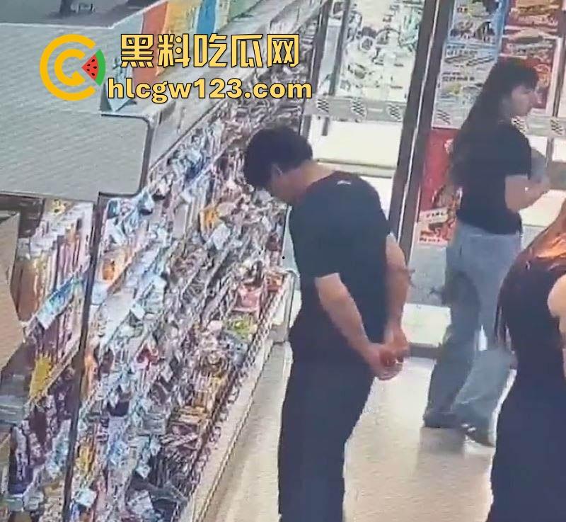 超市惊现安踏变态男!在嫩妹面前盯着蜜臀 掏鸡巴狂甩 变态露出癖好令人瞠目!-4
