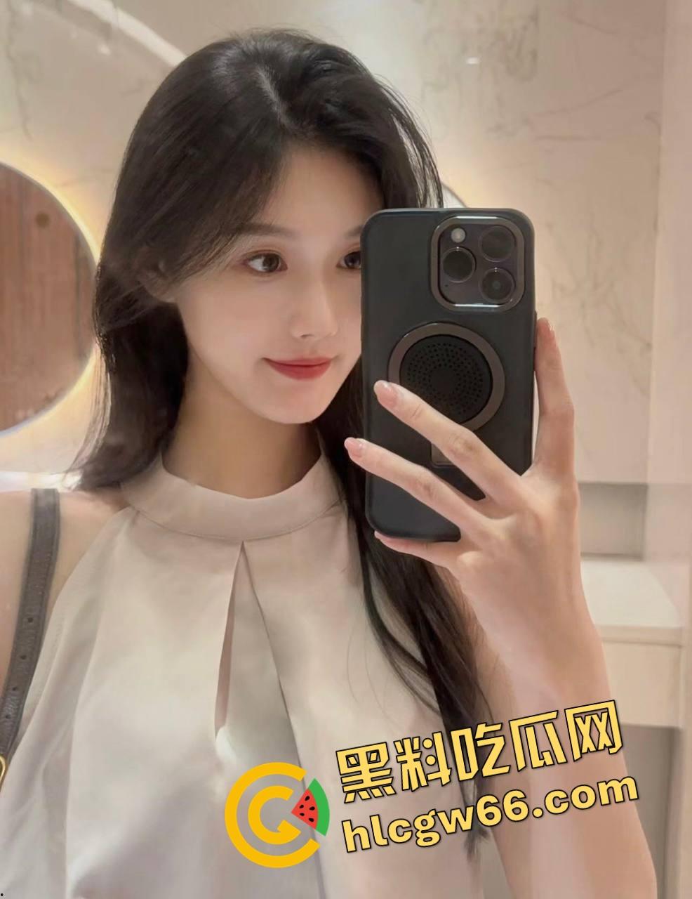 上海酒吧舔狗原形毕露,喝着喝着就脱女神鞋开始狂舔,舔得跟吃人参果一样,这舔法找条狗都得敬礼!-2