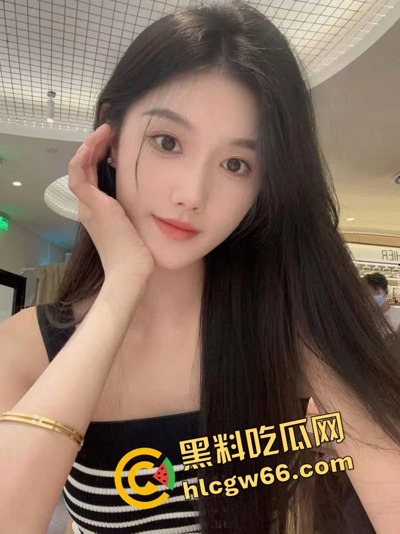 上海酒吧舔狗原形毕露,喝着喝着就脱女神鞋开始狂舔,舔得跟吃人参果一样,这舔法找条狗都得敬礼!-4