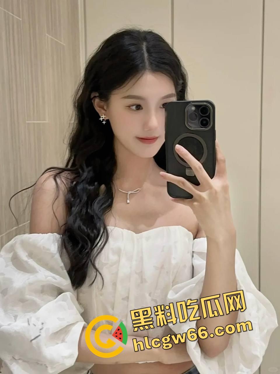 上海酒吧舔狗原形毕露,喝着喝着就脱女神鞋开始狂舔,舔得跟吃人参果一样,这舔法找条狗都得敬礼!-5