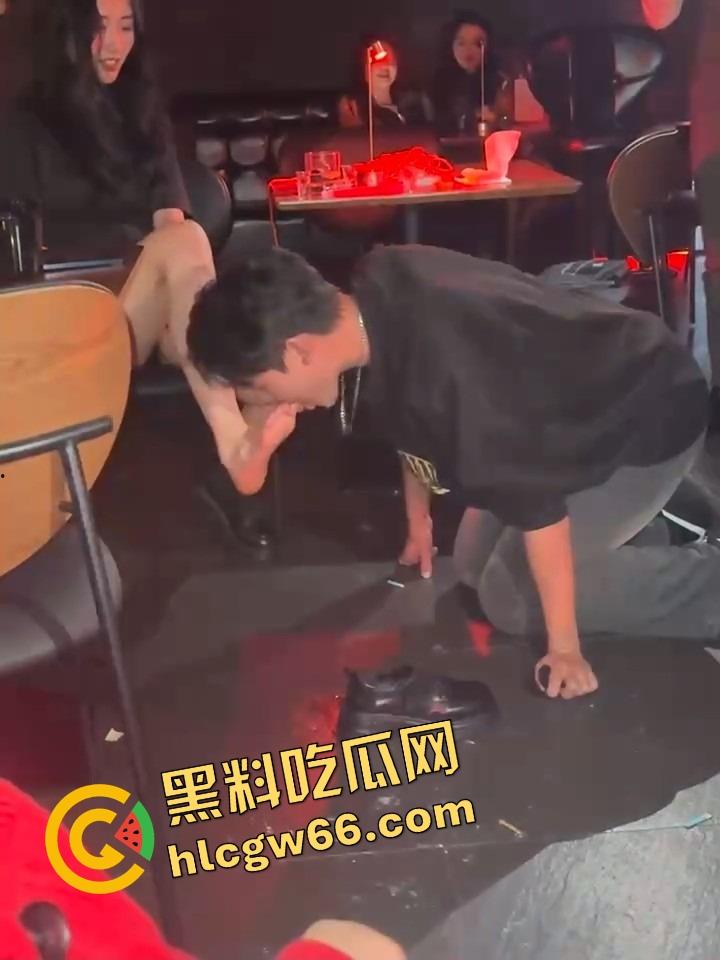上海酒吧舔狗原形毕露,喝着喝着就脱女神鞋开始狂舔,舔得跟吃人参果一样,这舔法找条狗都得敬礼!-8