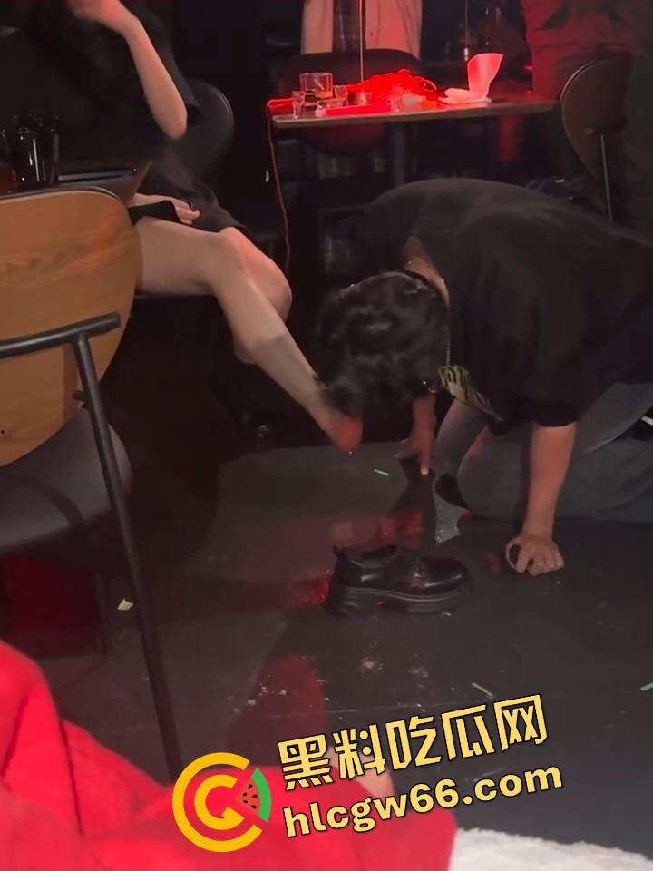 上海酒吧舔狗原形毕露,喝着喝着就脱女神鞋开始狂舔,舔得跟吃人参果一样,这舔法找条狗都得敬礼!-10