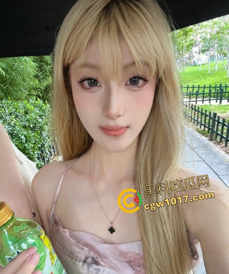 潍坊艺校摩天轮百米啪啪女主【袁雯晴】最新做爱视频曝光,高颜值小母狗,日常吃鸡做爱,各种场所都尝试过,玩法花式挑逗你下体!-1