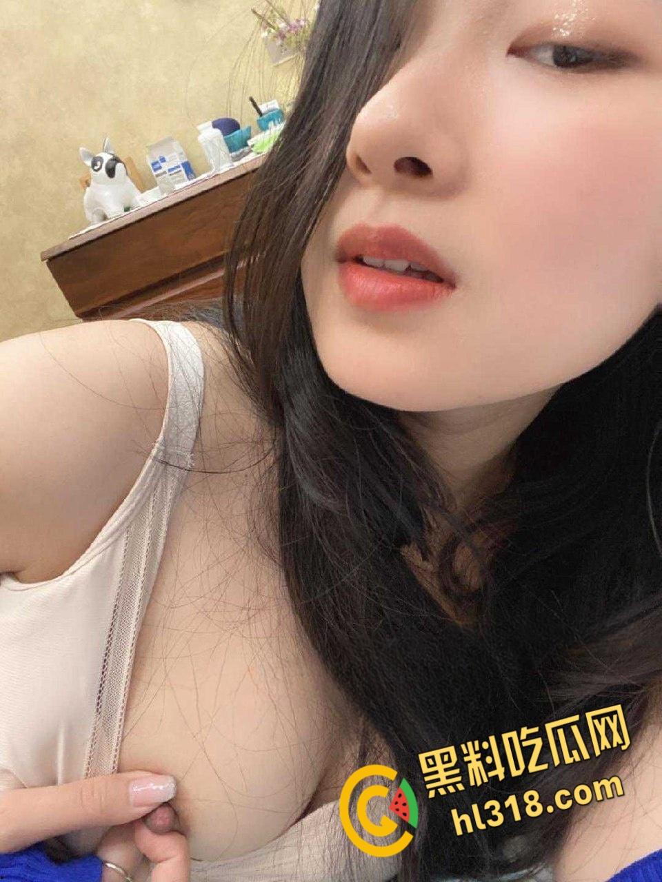 纯情反差女大学生的放荡生活，海滩露脸全裸秀，无毛一线天嫩穴性感诱人，回到酒店饥渴的男友直捣黄龙！-1