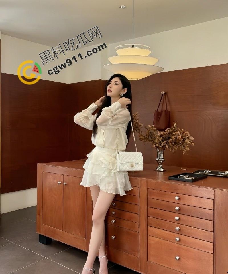 上海气质车模御姐【周伊娜】与男友激情约会!深喉舔屌口水拉丝,大屌无套爆操白虎嫩穴,淫水泛滥诱人至极!-5