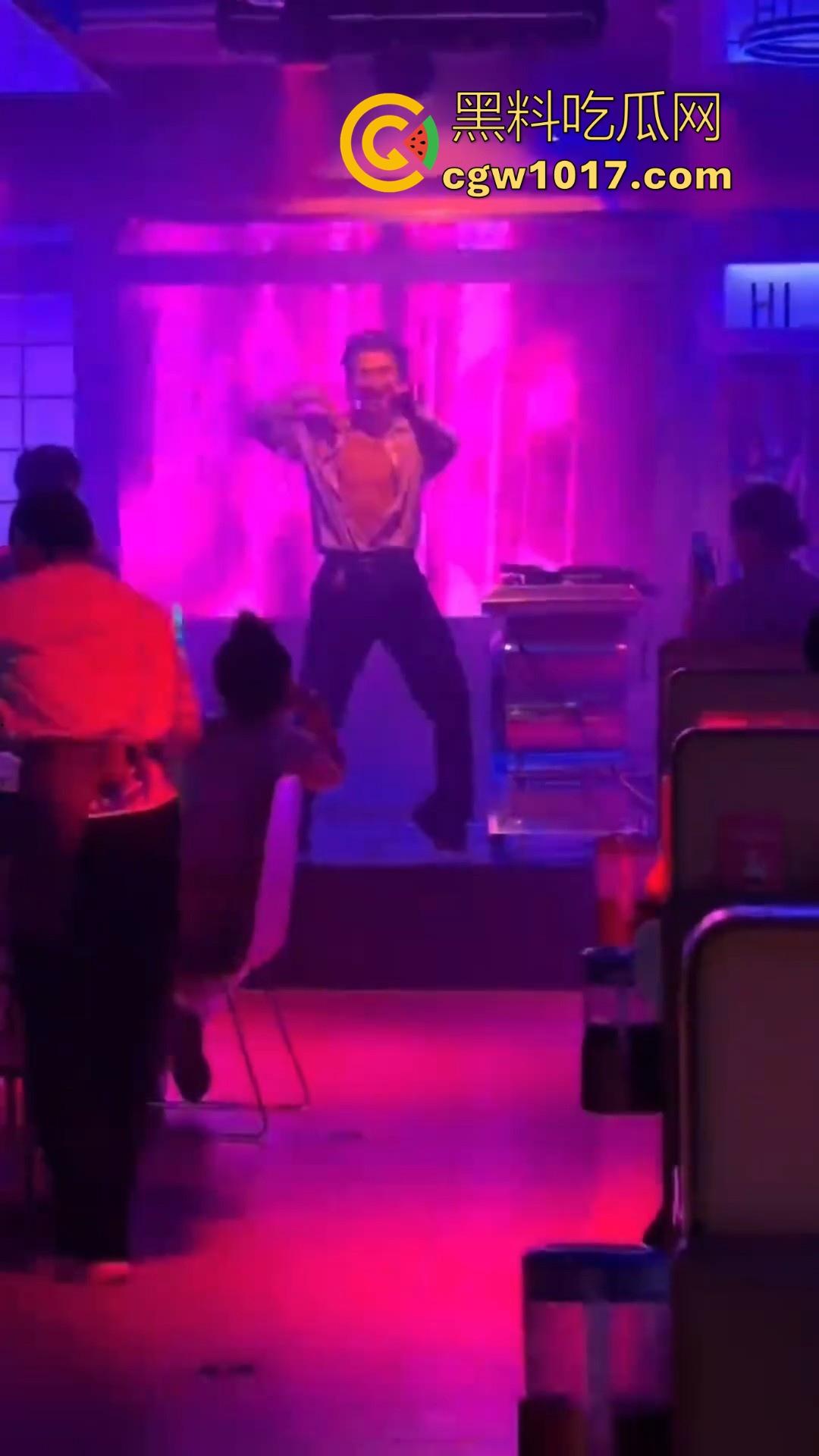 不是兄弟你跟我说这是海底捞?现在吃个火锅都卷成这样了嘛,不知道的以为在夜店呢,还有男模女DJ!-3