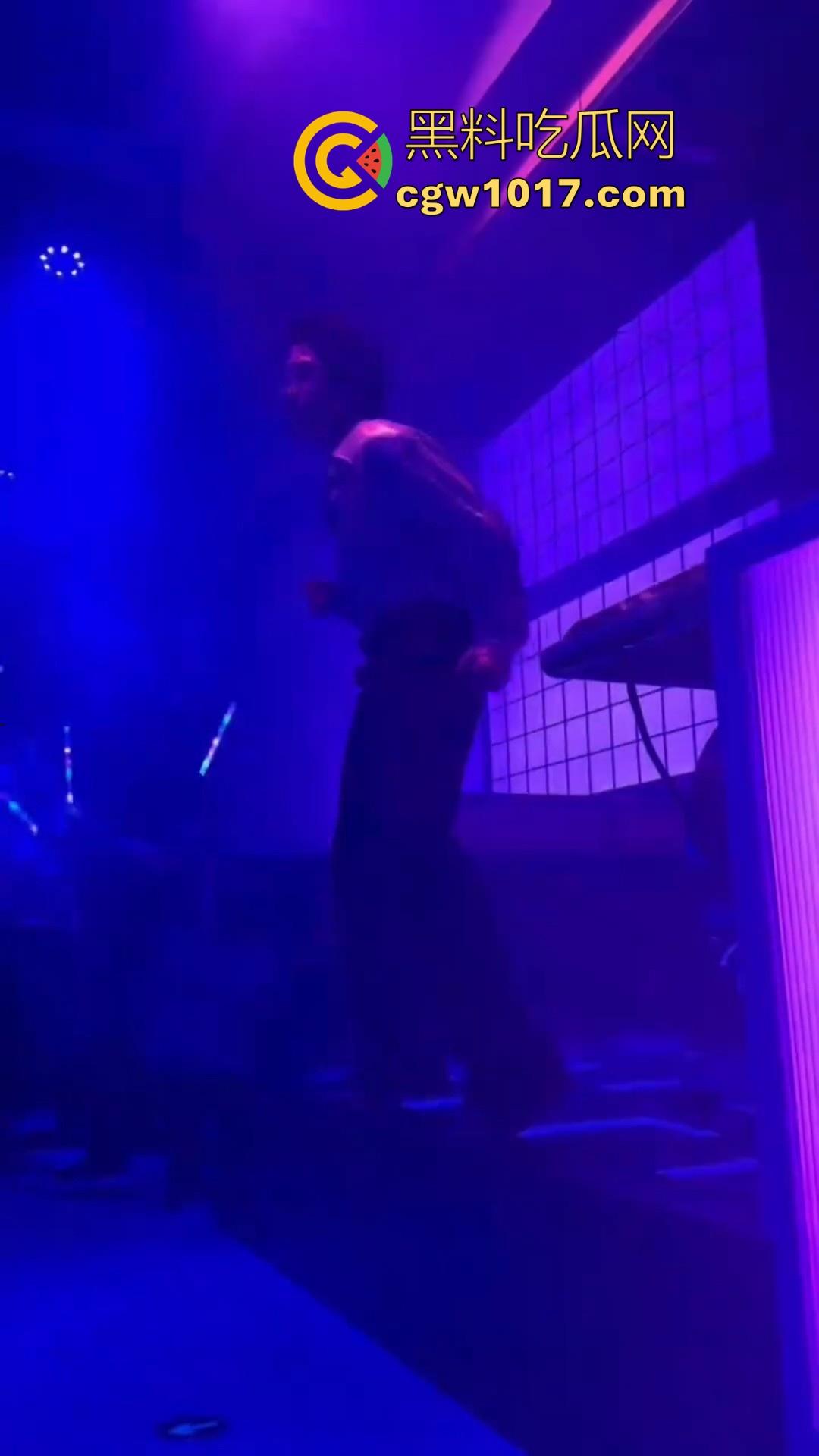 不是兄弟你跟我说这是海底捞?现在吃个火锅都卷成这样了嘛,不知道的以为在夜店呢,还有男模女DJ!-6