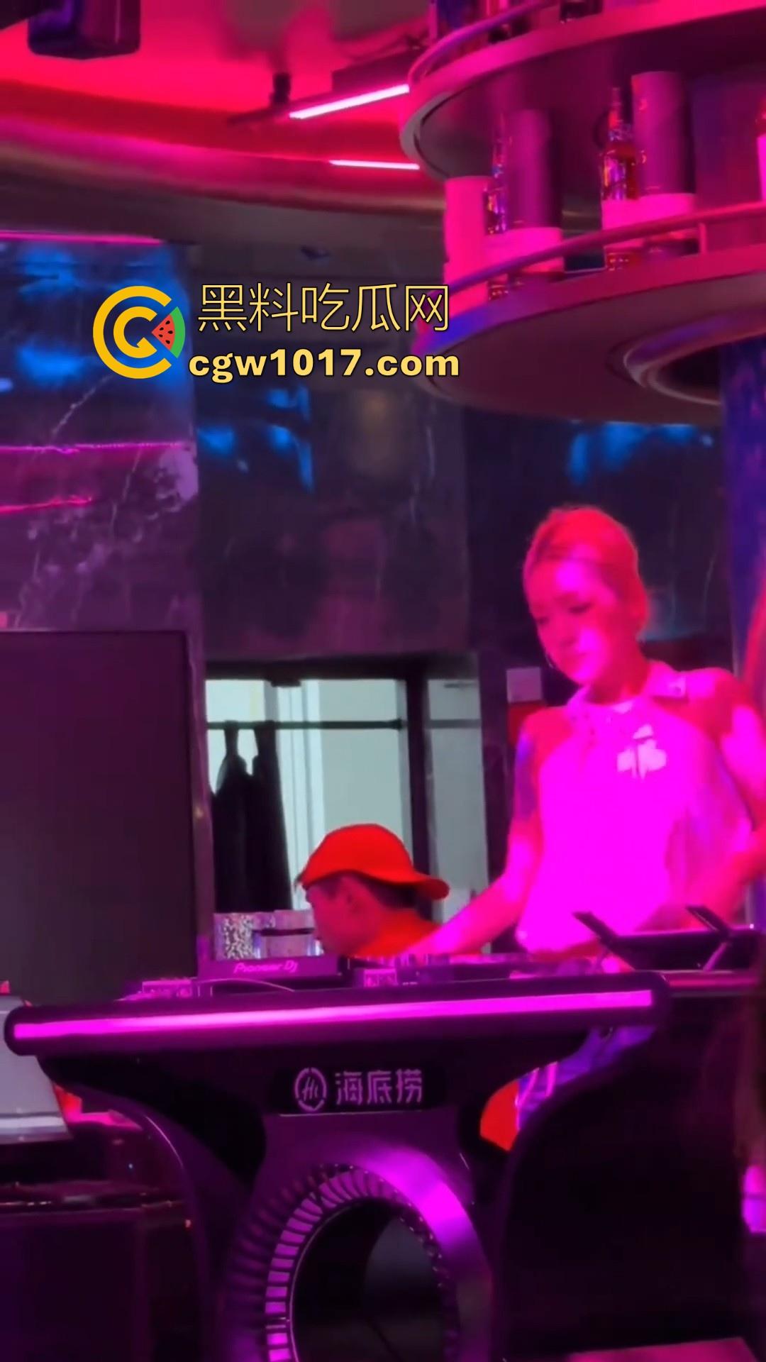 不是兄弟你跟我说这是海底捞?现在吃个火锅都卷成这样了嘛,不知道的以为在夜店呢,还有男模女DJ!-8