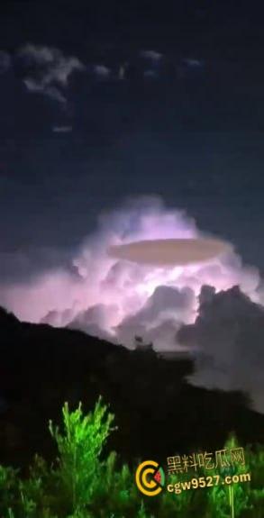 抖音上疯传灵异事件，长白山昆仑山哀牢山天空突变，道友雷电中渡劫升仙，龙影现世抓拍视频大合集 ！-8