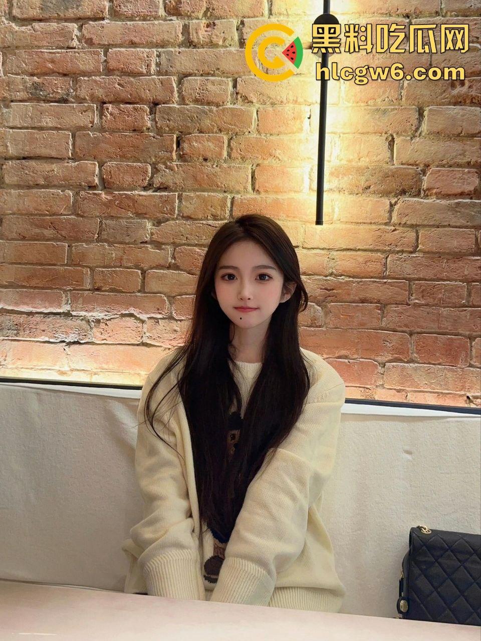 广西南宁闹市街头上演车震狂欢 屁股暴露还敢女上位 骑得像浪头拍岸 爷们一边开车一边猛操 高手在民间！-11