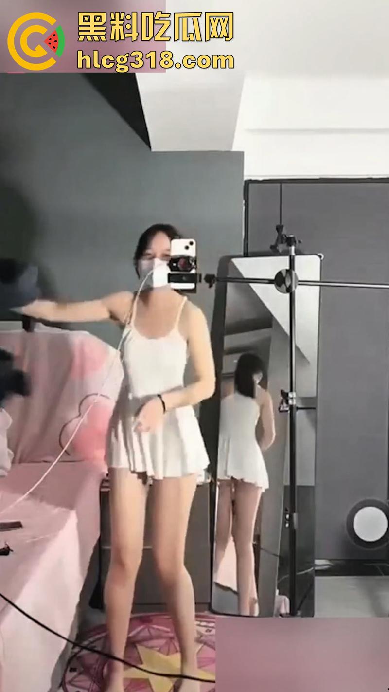 快手直播擦边合集,瞬间的春光乍泄让人大饱眼福,多个主播多次出境,有没有你喜爱的女神?-7