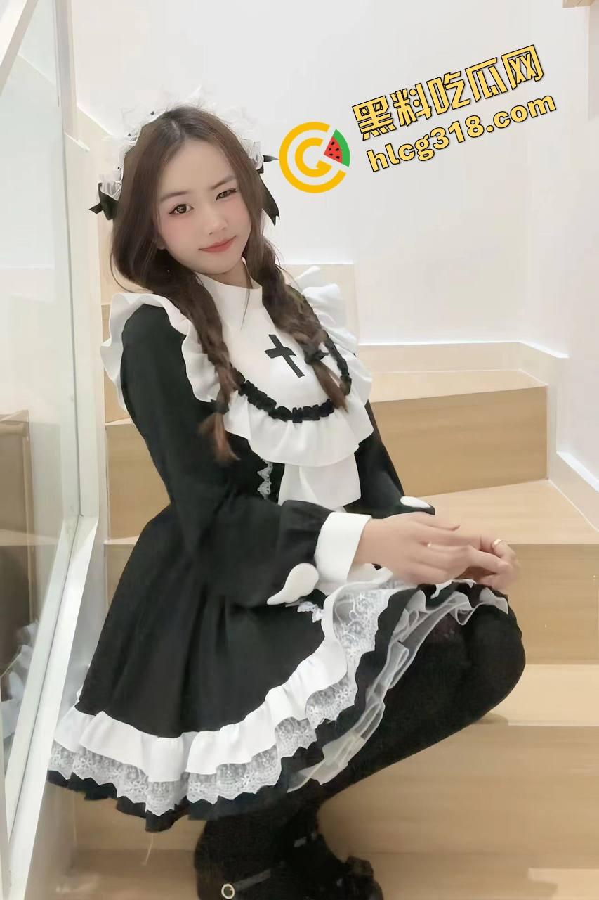 瓜友淫妻瘾又犯了,骚妻自拍挑逗爆出分享,劈腿掰穴求操,兄弟们来品一品这小母狗值不值收藏?-1