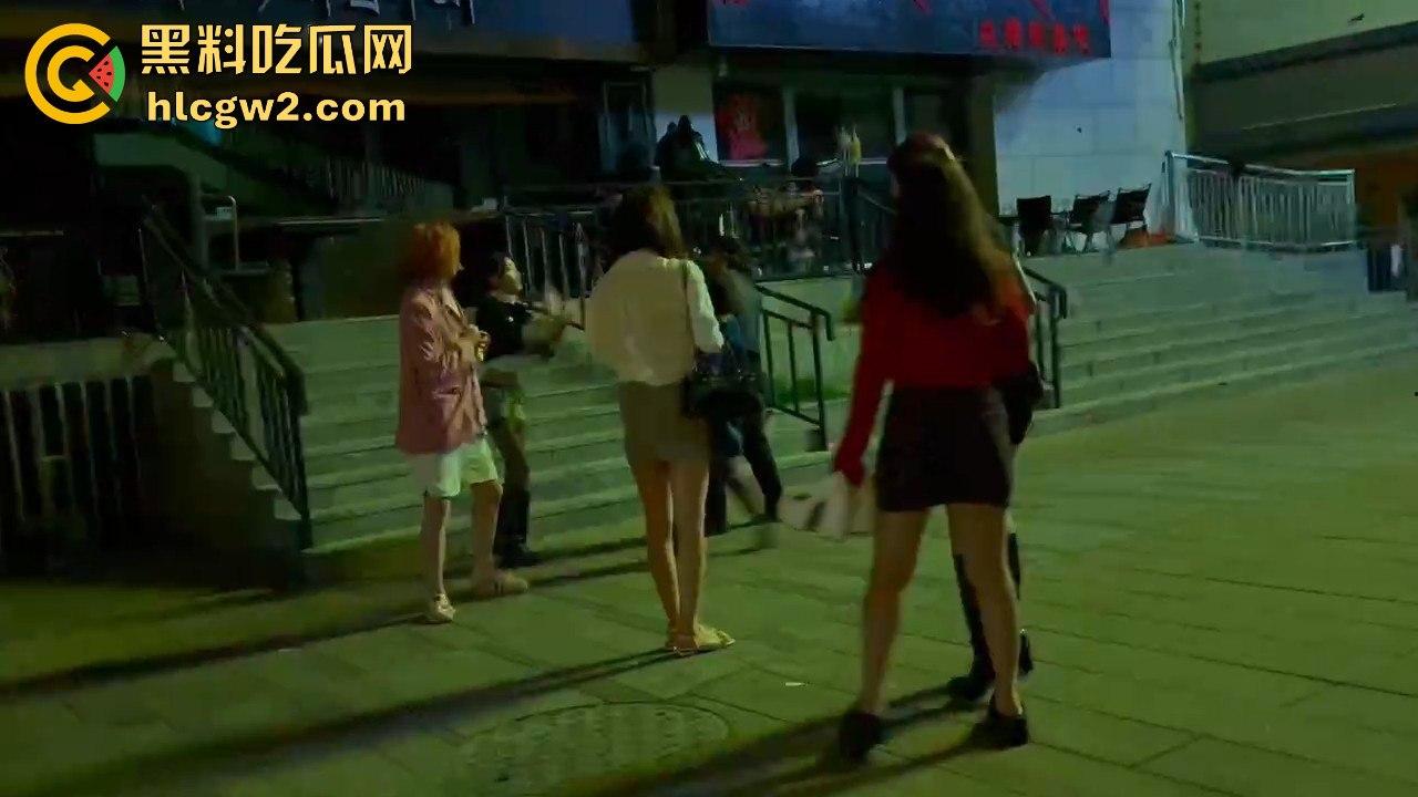 精神小妹怒怼TS小姐姐 黑丝猛女爆发干架场面失控!保安连拉都拉不住,绝对劲爆现场!-1