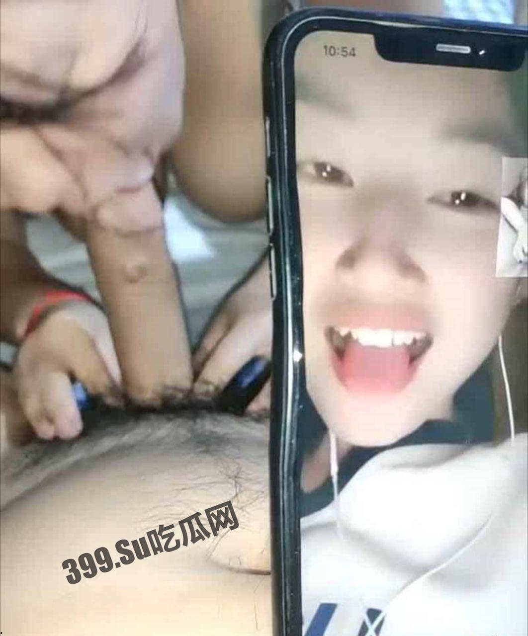 最近很火的自拍 男子一边和大奶妹子做爱 一边给饥渴骚女直播互动-1