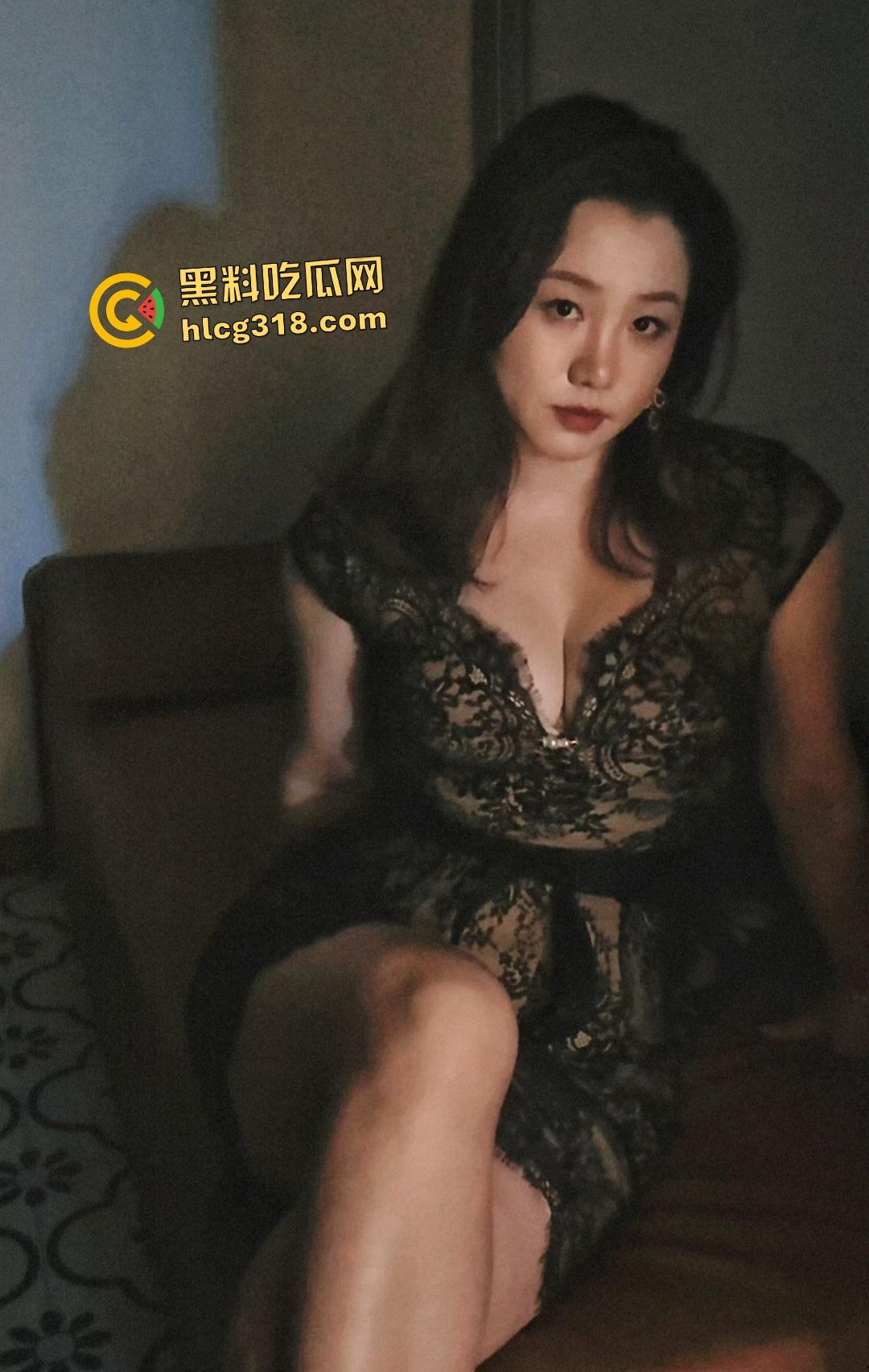 善良的小嫂子穿着丝袜在院子里晒太阳,被小弟拉倒屋内猛插内射, 做爱动静大还被隔壁大妈发现!-1