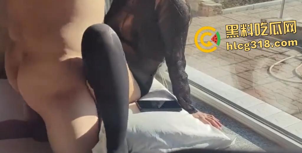 善良的小嫂子穿着丝袜在院子里晒太阳,被小弟拉倒屋内猛插内射, 做爱动静大还被隔壁大妈发现!-7