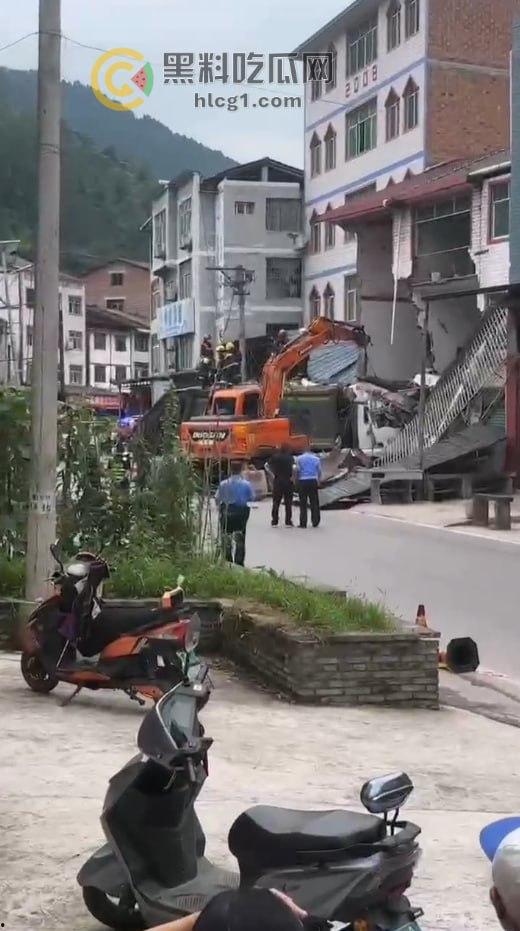 重庆石柱惊悚车祸!垃圾清运车失控撞民房,致1死1伤-5