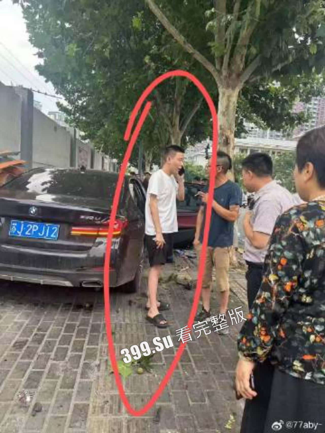 7.13盐城 文泽府邸小区 宝马车主 吸加料电子烟上头 连闯红灯朝人堆里撞 下车仍淡定打电话 现场视频惨烈-1