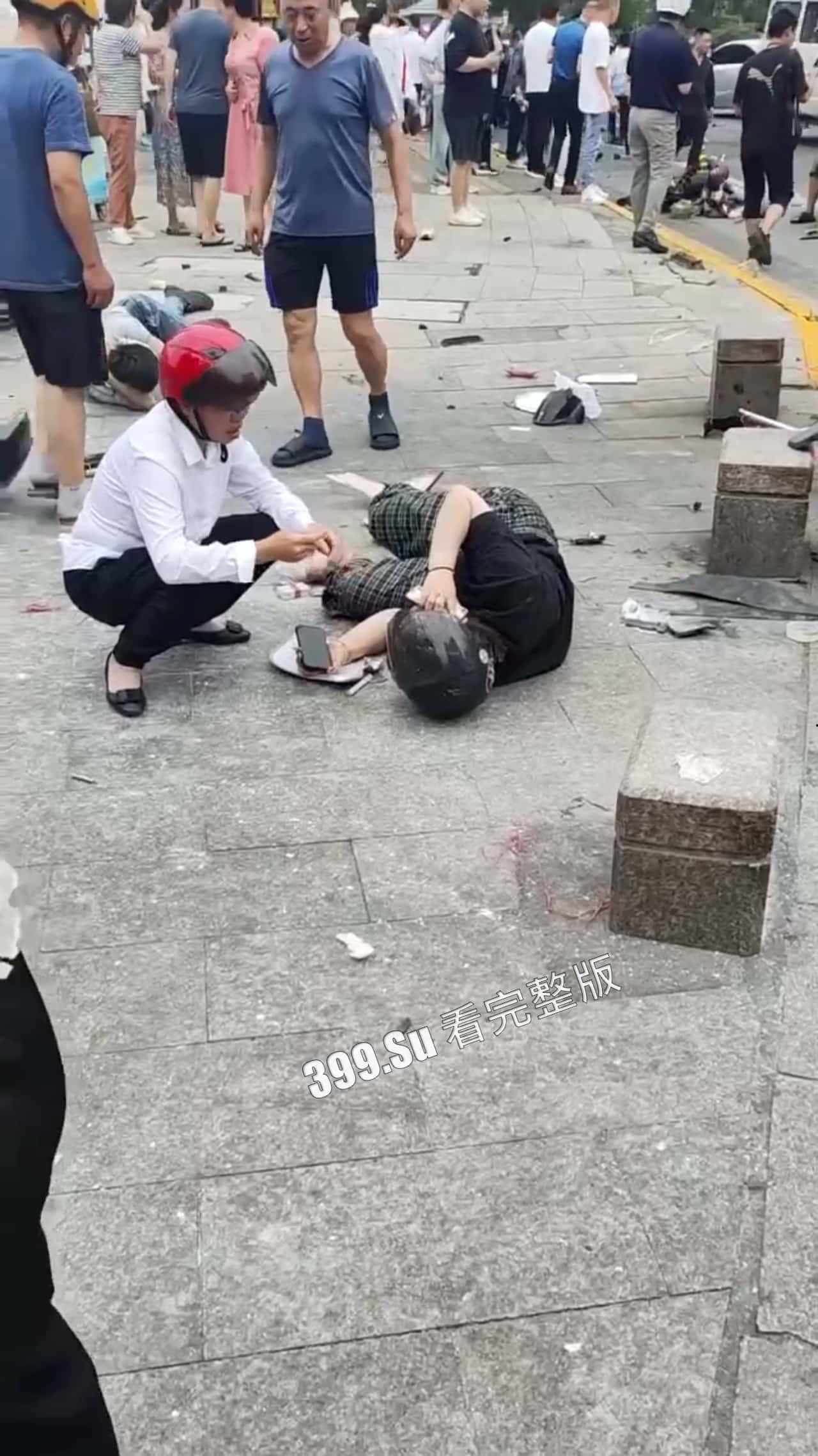 7.13盐城 文泽府邸小区 宝马车主 吸加料电子烟上头 连闯红灯朝人堆里撞 下车仍淡定打电话 现场视频惨烈-3