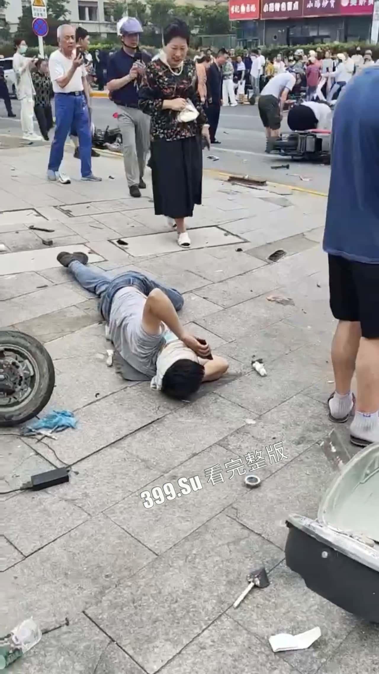 7.13盐城 文泽府邸小区 宝马车主 吸加料电子烟上头 连闯红灯朝人堆里撞 下车仍淡定打电话 现场视频惨烈-4