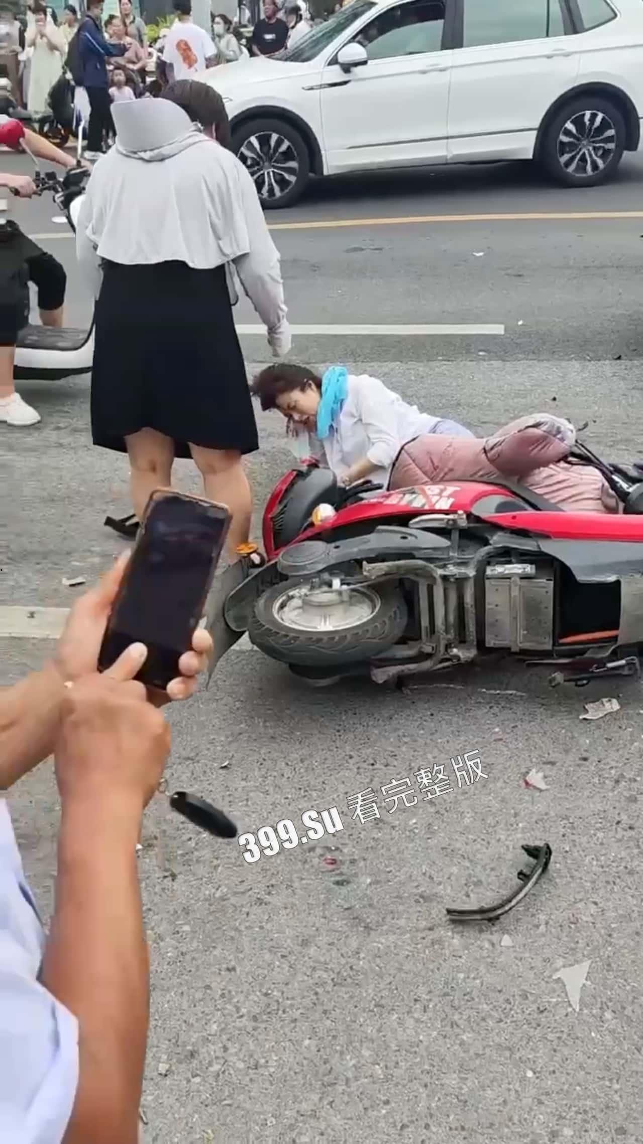 7.13盐城 文泽府邸小区 宝马车主 吸加料电子烟上头 连闯红灯朝人堆里撞 下车仍淡定打电话 现场视频惨烈-5