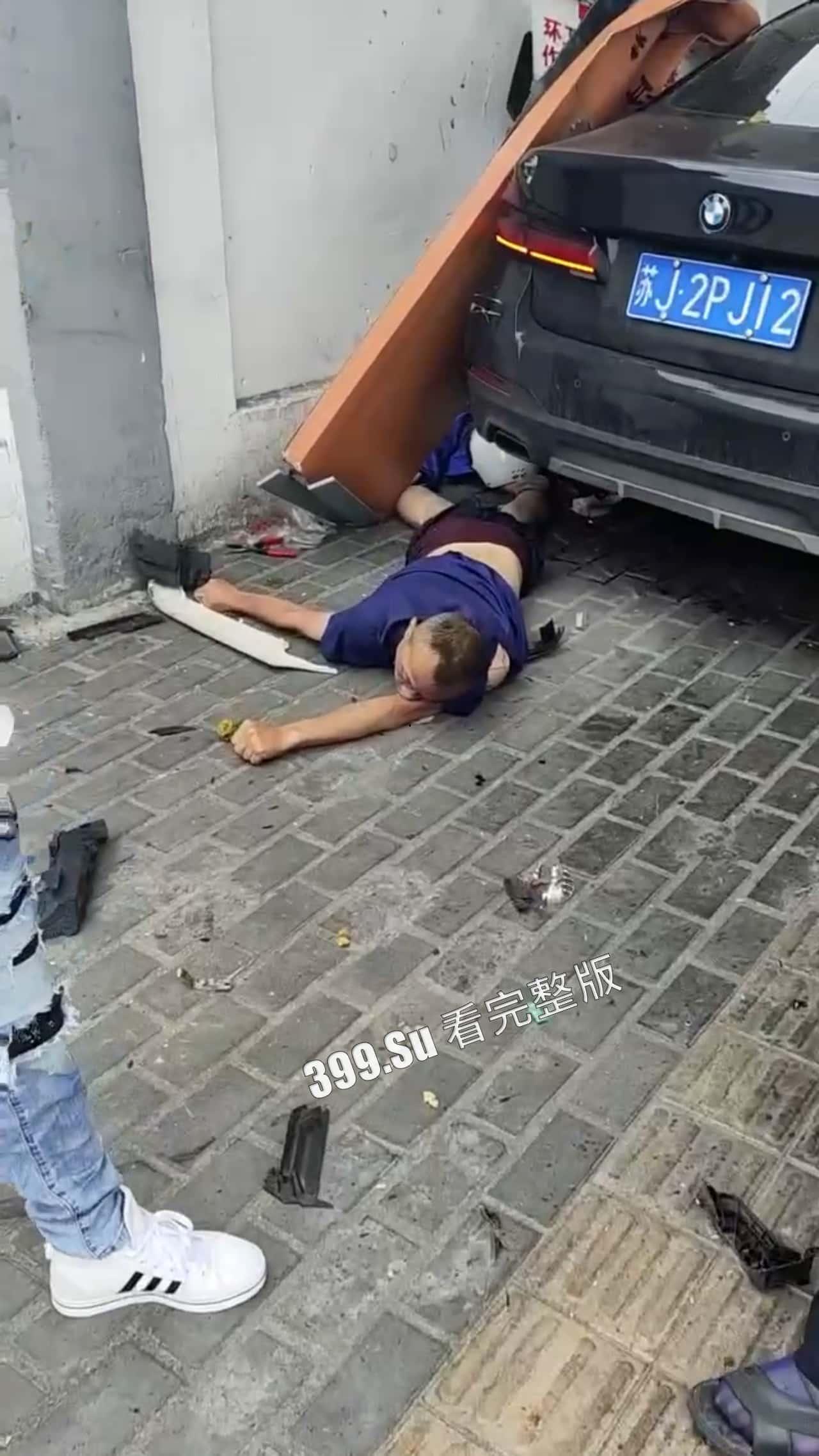 7.13盐城 文泽府邸小区 宝马车主 吸加料电子烟上头 连闯红灯朝人堆里撞 下车仍淡定打电话 现场视频惨烈-6