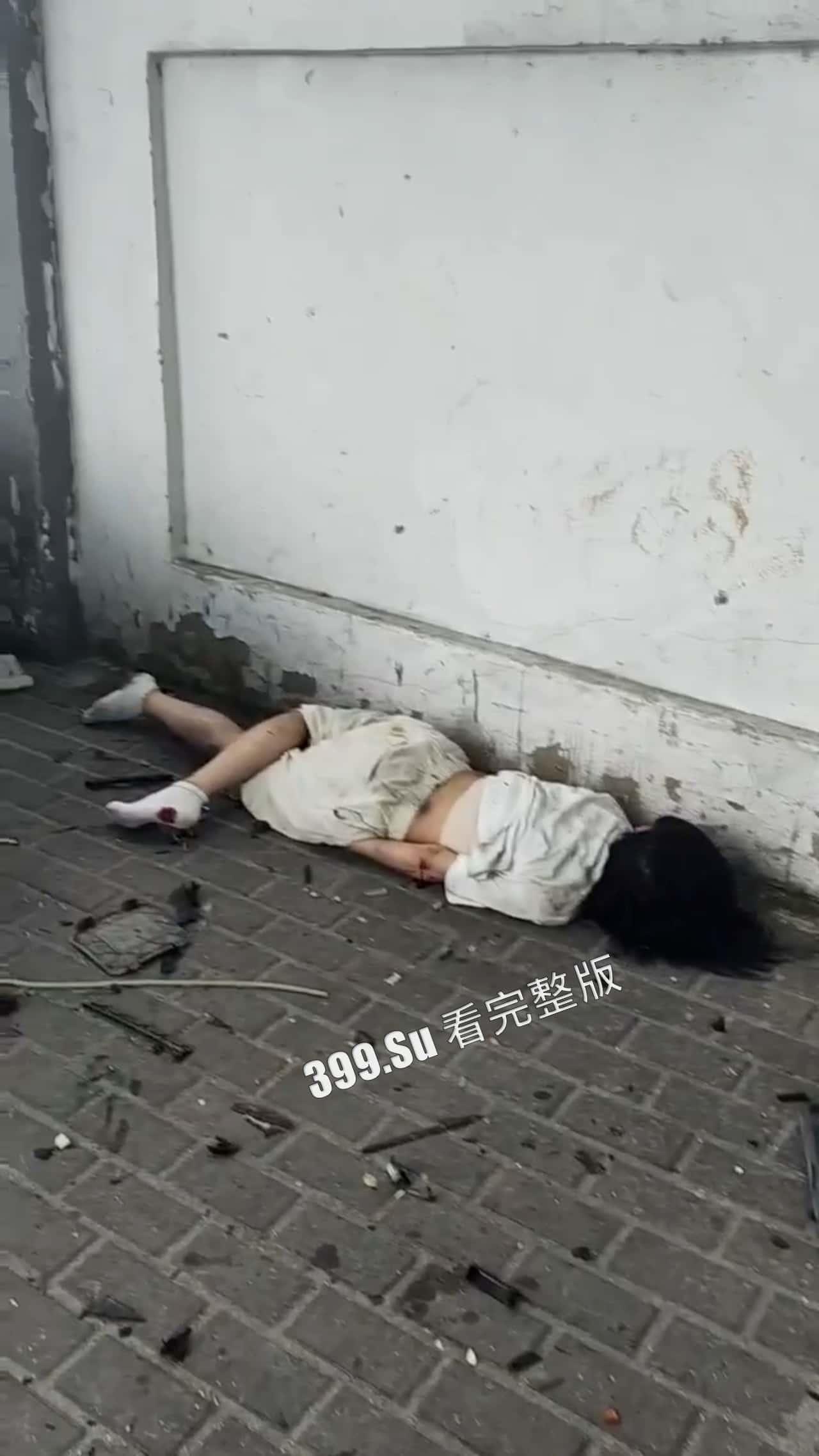 7.13盐城 文泽府邸小区 宝马车主 吸加料电子烟上头 连闯红灯朝人堆里撞 下车仍淡定打电话 现场视频惨烈-7