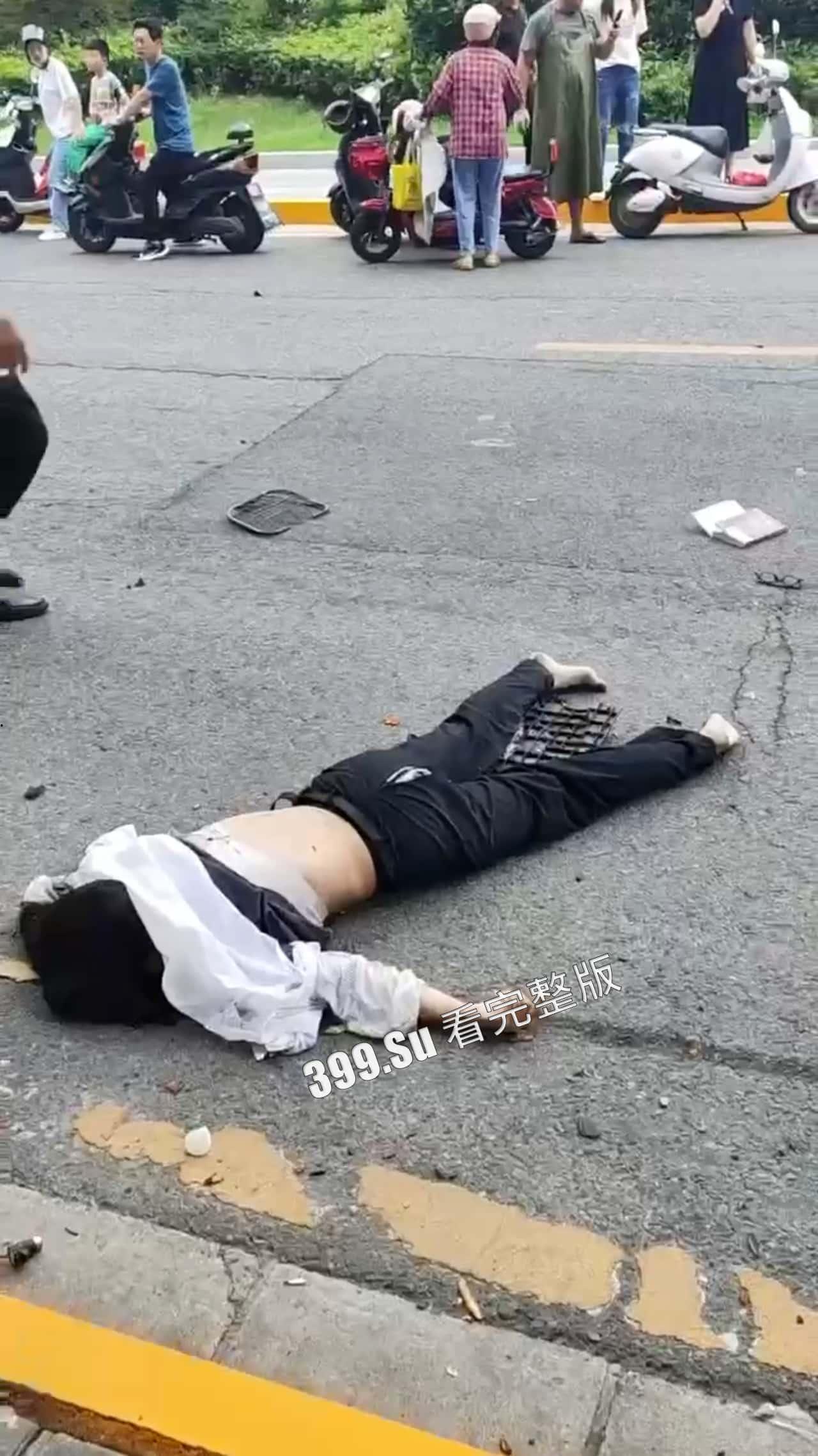 7.13盐城 文泽府邸小区 宝马车主 吸加料电子烟上头 连闯红灯朝人堆里撞 下车仍淡定打电话 现场视频惨烈-8