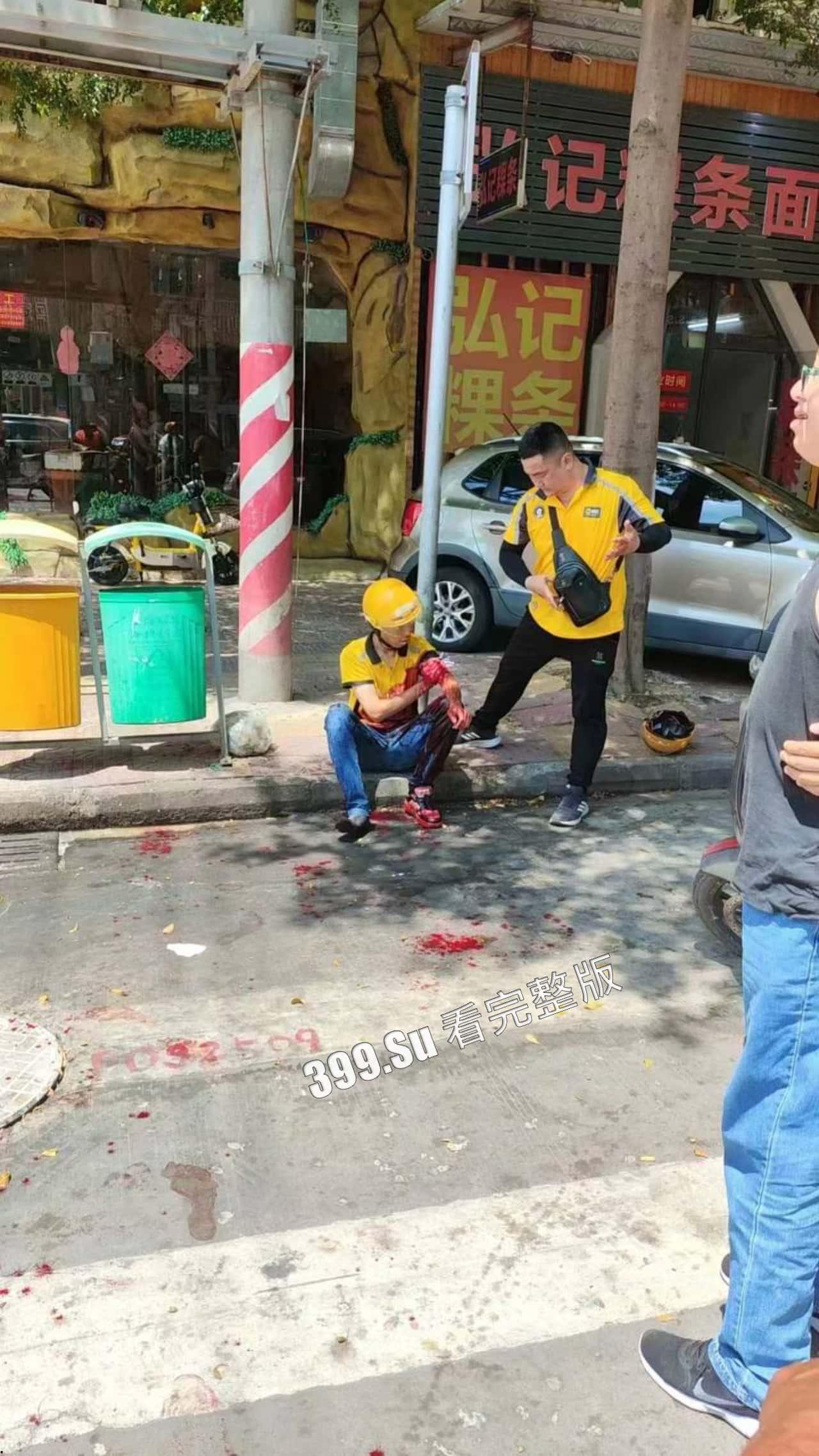 7.13盐城 文泽府邸小区 宝马车主 吸加料电子烟上头 连闯红灯朝人堆里撞 下车仍淡定打电话 现场视频惨烈-9