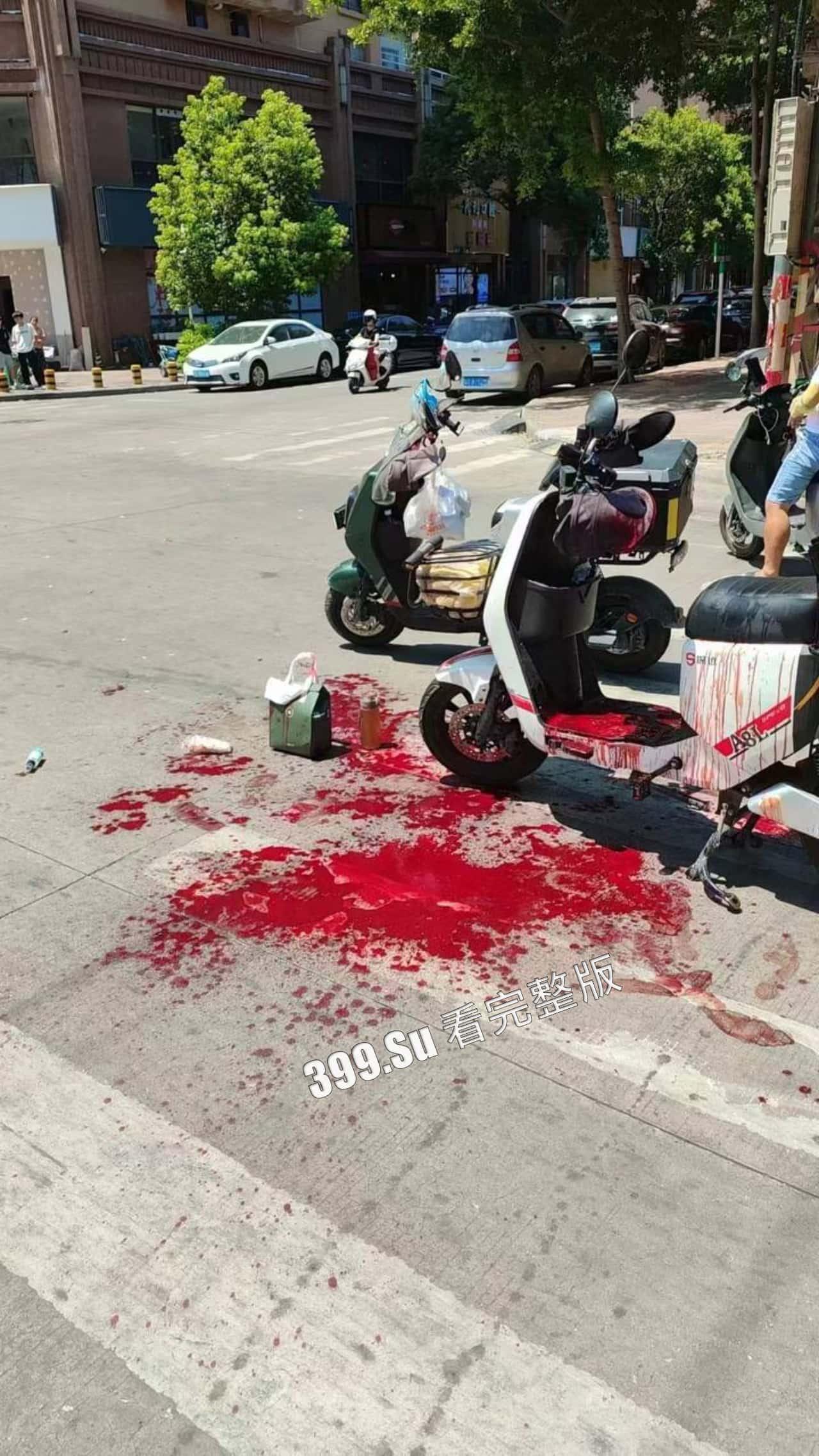 7.13盐城 文泽府邸小区 宝马车主 吸加料电子烟上头 连闯红灯朝人堆里撞 下车仍淡定打电话 现场视频惨烈-10