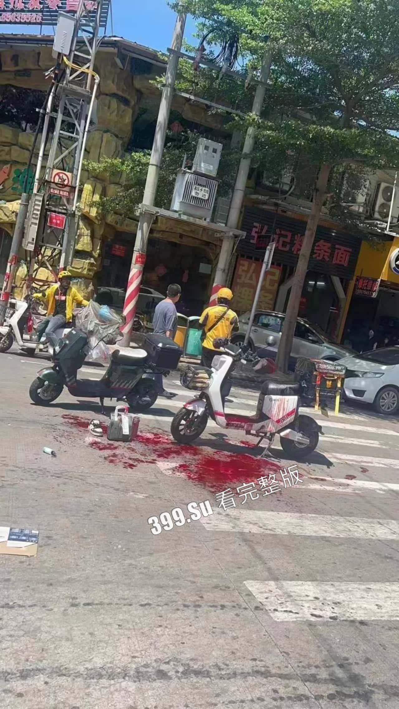 7.13盐城 文泽府邸小区 宝马车主 吸加料电子烟上头 连闯红灯朝人堆里撞 下车仍淡定打电话 现场视频惨烈-11