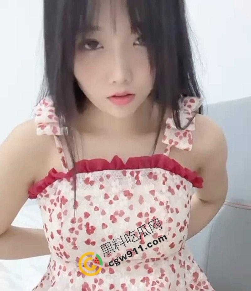 反差萝莉网红【吃定你】骚出天际的二次元嫩妹，白虎一线天无比诱人，各种道具自慰淫水喷溅！-4