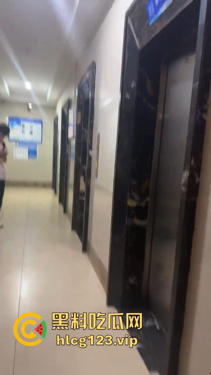 小姐姐为假金项链直播跳楼!商家不给退,网友却被她的好身材吸引!-7