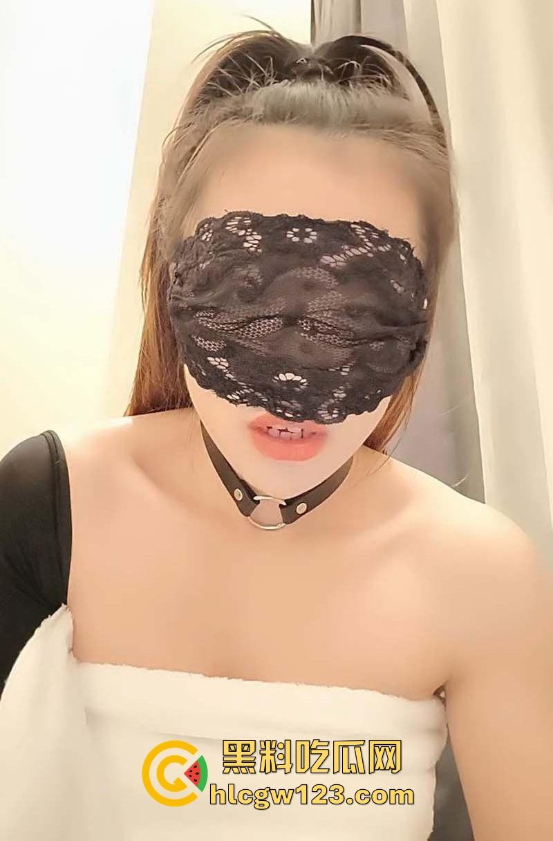 极品淫荡少妇 4男一女蒙面群P名场面 酒店性爱直播 骑乘舔屌淫声不断!-1