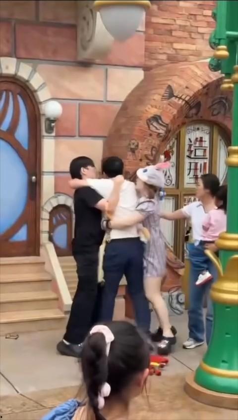 上海迪士尼情侣家长拍照打架事件!对孩子动手引发众怒 撕扯中大奶子露出 后续仍需调查!-5