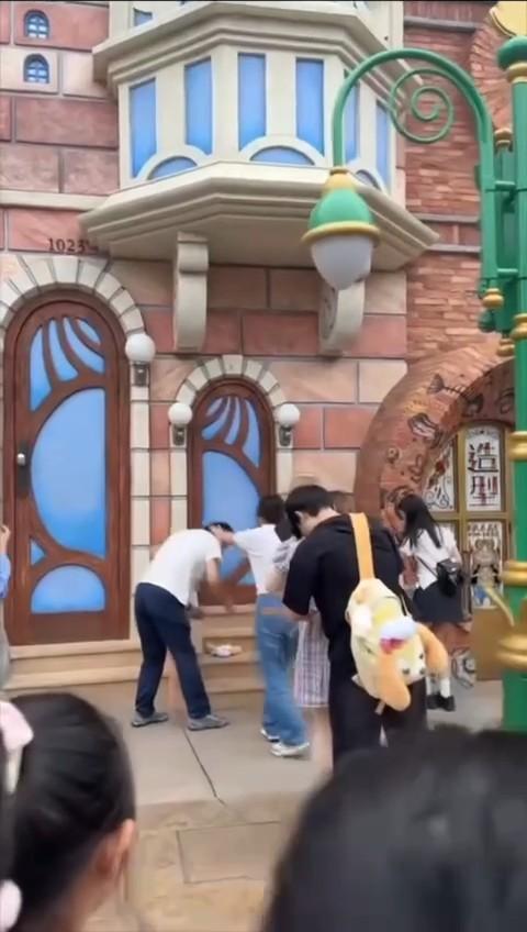 上海迪士尼情侣家长拍照打架事件!对孩子动手引发众怒 撕扯中大奶子露出 后续仍需调查!-6