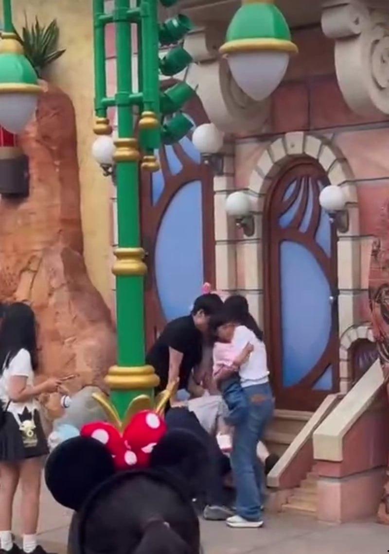 上海迪士尼情侣家长拍照打架事件!对孩子动手引发众怒 撕扯中大奶子露出 后续仍需调查!-7
