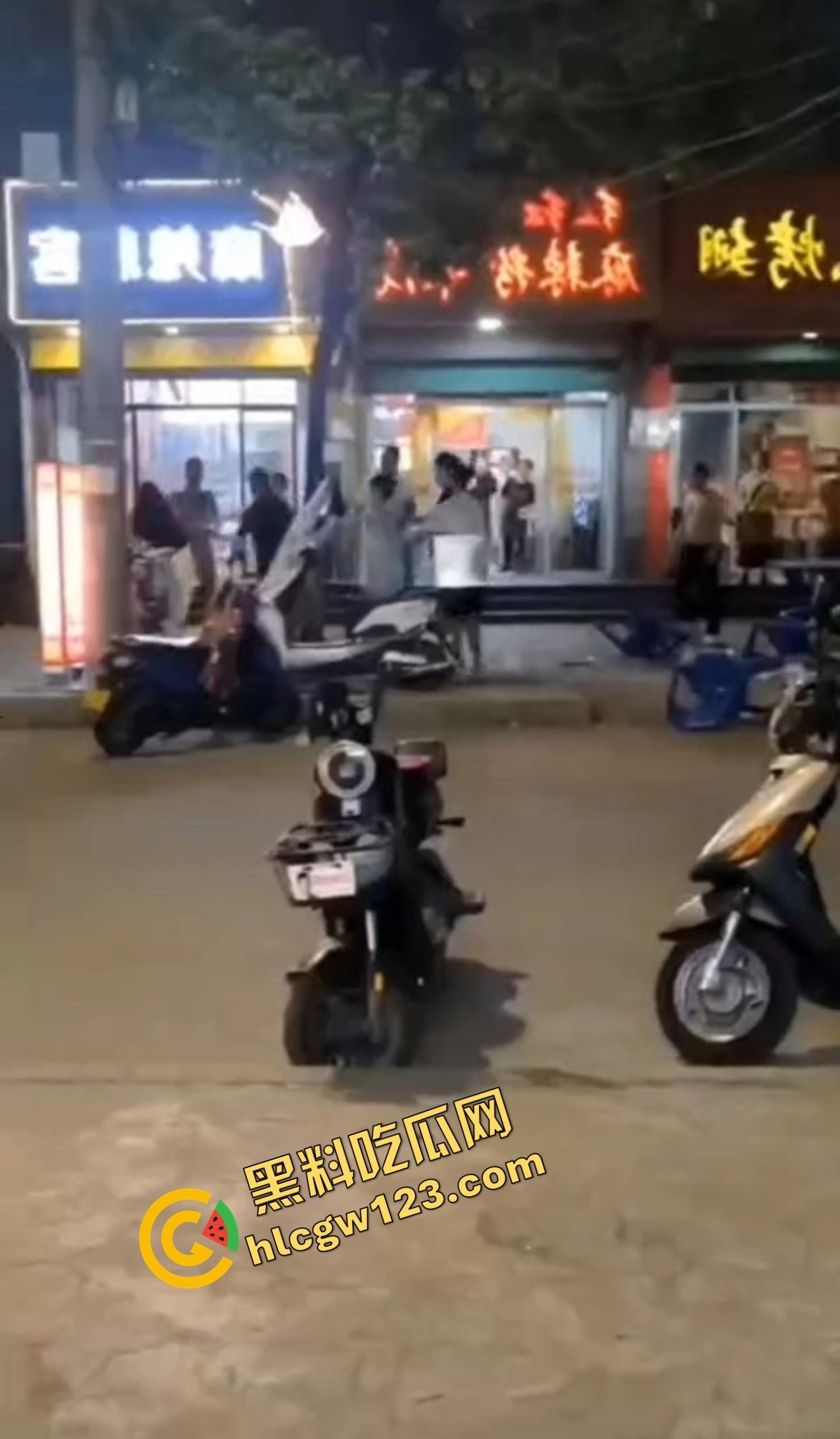 520本该是情人节,结果变成血光之灾,男子当街挥刀对头怒砍奸夫,偷人老婆你不怕死啊?-3