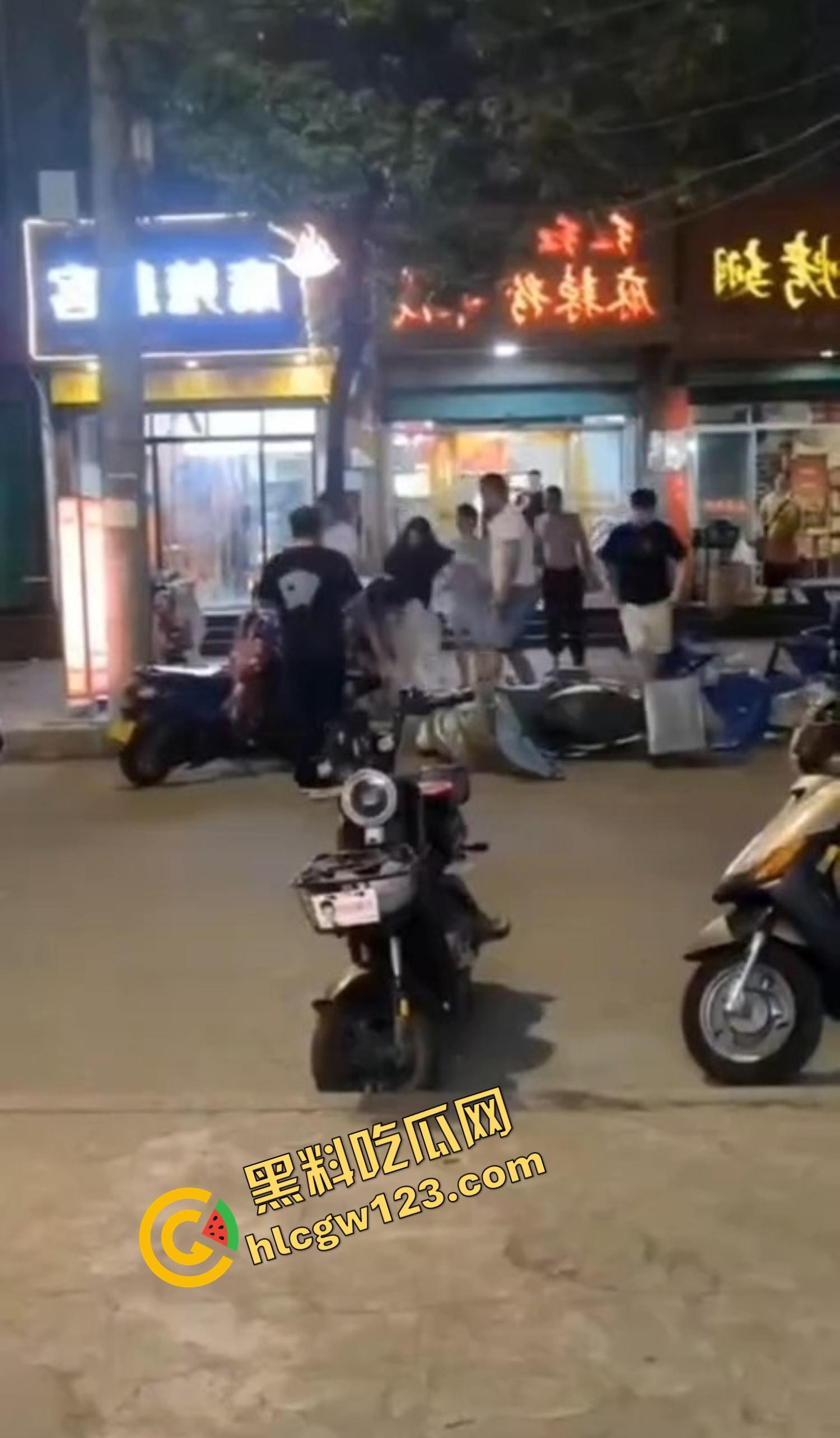 520本该是情人节,结果变成血光之灾,男子当街挥刀对头怒砍奸夫,偷人老婆你不怕死啊?-4